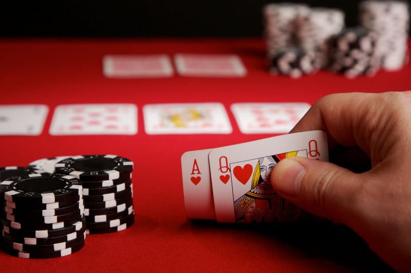 Hướng dẫn chi tiết cách chơi poker cho từng ván bài